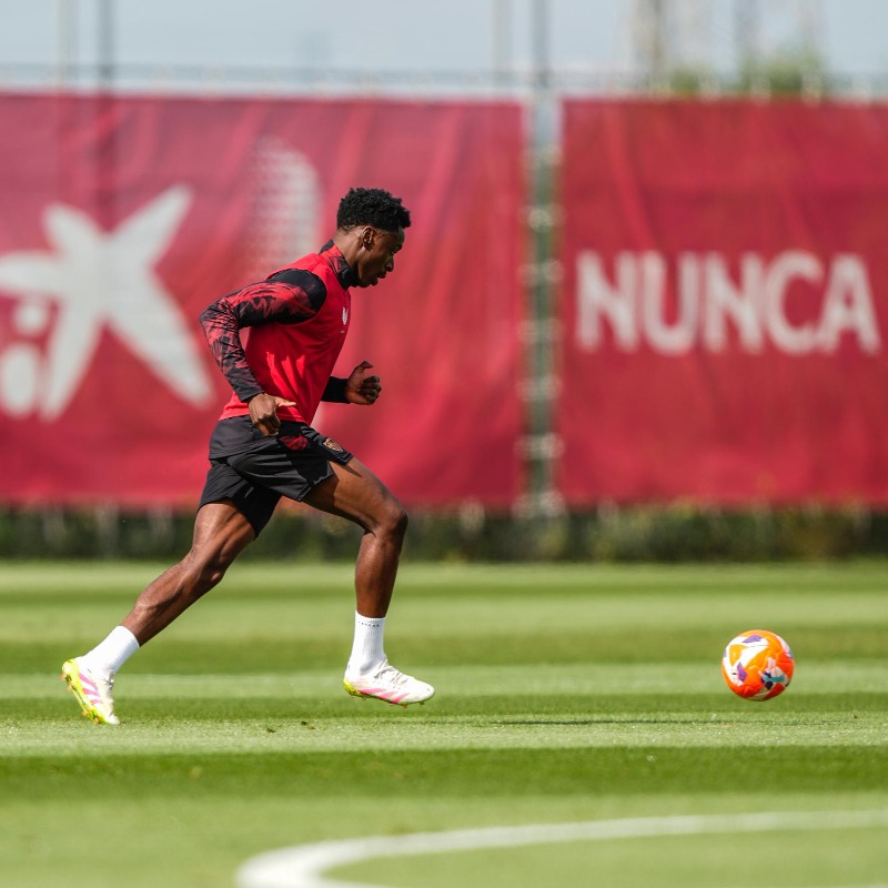 SevillaFC's tweet photo. 🏥 PARTE MÉDICO | Lokonga sufre una lesión miotendinosa en los isquiotibiales del muslo derecho.

#WeareSevilla
