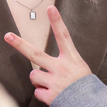 no wonder shark est couldn't resist, i would like to bite him as well please

WILLIAMEST VIVO FRIENDS 
#vivoV50LitexWilliamEst