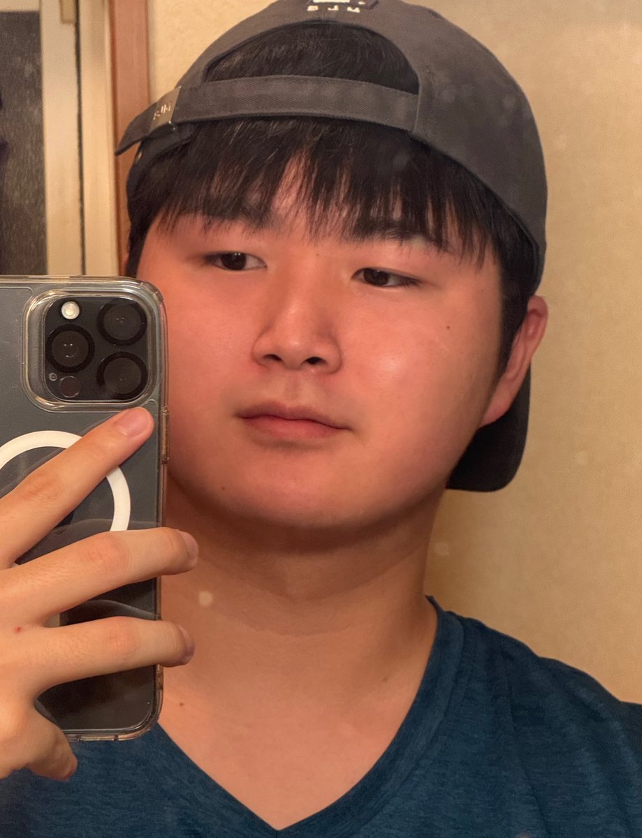 髪長い方が良いってみんなから言われるんだが笑    個人的にはやっぱ短髪やな
（鏡汚いのは気にしないで）