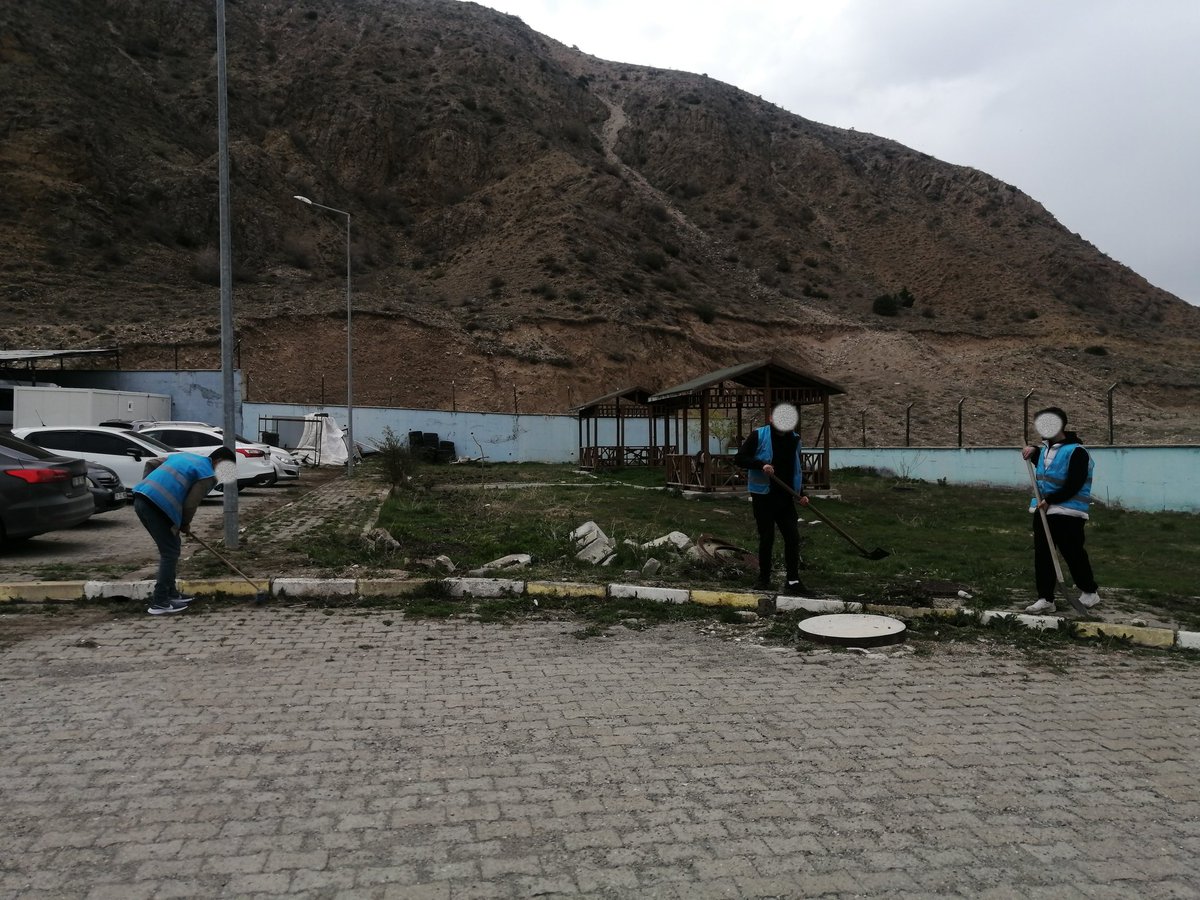 Oltu Denetimli Serbestlik Müdürlüğü yükümlüleri tarafindan Oltu T Tipi Kapali Ceza İnfaz Kurumunda ziyaretçi kabul bölümleri ve bahçe kisminda temizlik çalişmasi gerçekleştirilmiştir.