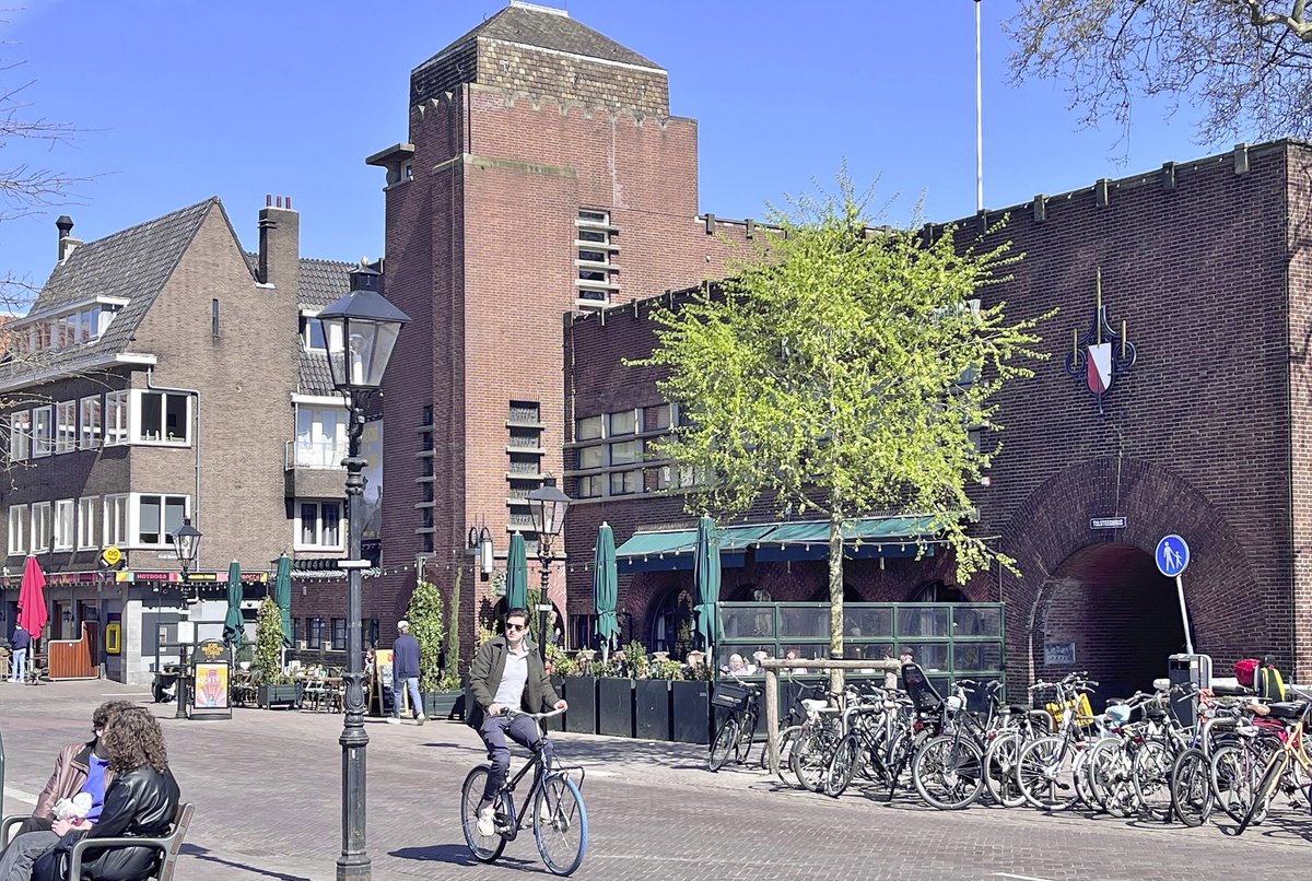 Edwin Lucas (@edwinlucas_) on Twitter photo 'Een gebouw dat zijn functie verliest, verliest zijn bestaansrecht, tenzij we de moed hebben het opnieuw te bedenken.' (Floris Alkemade) #Politiebureau #Tolsteeg, #Utrecht, nu filmhuis/horeca <a href="/louishartlooper/">Louis Hartlooper</a>, gefotografeerd rond 1937 en door mij in 2025. #stadsmens <a href="/ZowasUtrecht/">Zo was Utrecht</a> 'Een gebouw dat zijn functie verliest, verliest zijn bestaansrecht, tenzij we de moed hebben het opnieuw te bedenken.' (Floris Alkemade) #Politiebureau #Tolsteeg, #Utrecht, nu filmhuis/horeca <a href="/louishartlooper/">Louis Hartlooper</a>, gefotografeerd rond 1937 en door mij in 2025. #stadsmens <a href="/ZowasUtrecht/">Zo was Utrecht</a>