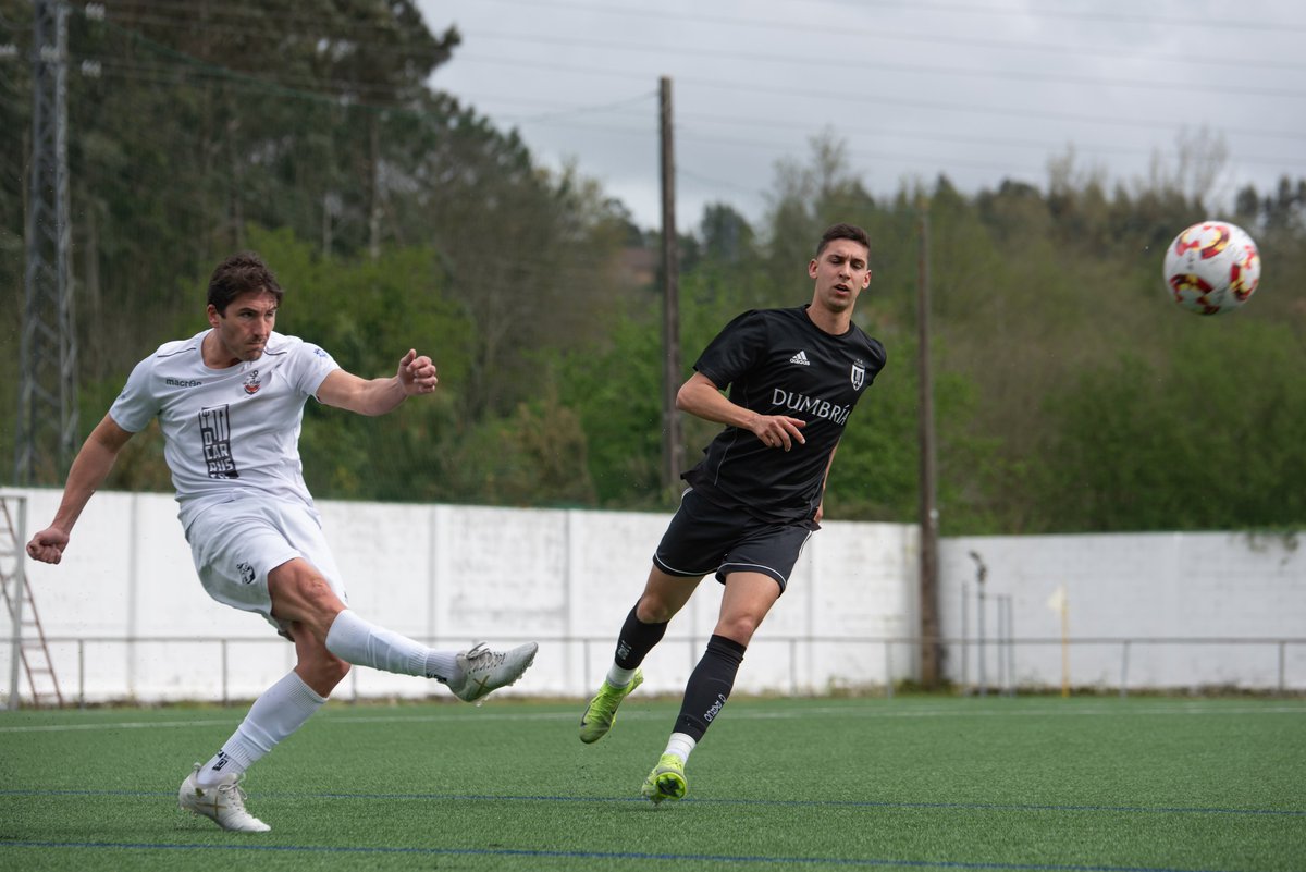 O <a href="/CFDUMBRIA1/">CF DUMBRIA</a> asaltou o liderado do grupo 2 da 𝗣𝗿𝗶𝗺𝗲𝗶𝗿𝗮 𝗙𝘂𝘁𝗴𝗮𝗹 tras vencer ao #ClubdoMar por 0-2 no encontro da 31ª xornada disputada no Municipal da Laracha. 

⚽️ 0-1 Xabier Castro (68') e 0-2 Diego Estévez (89').

📸 #fotoschimpi