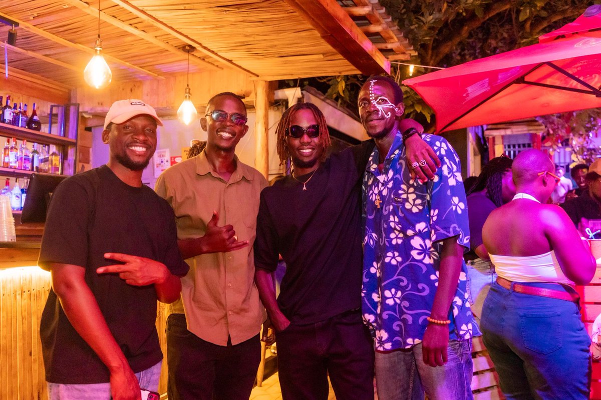 Bombazi_'s tweet photo. Always a good time!!
#Bondsthatlast https://t.co/rBCs94DrmV