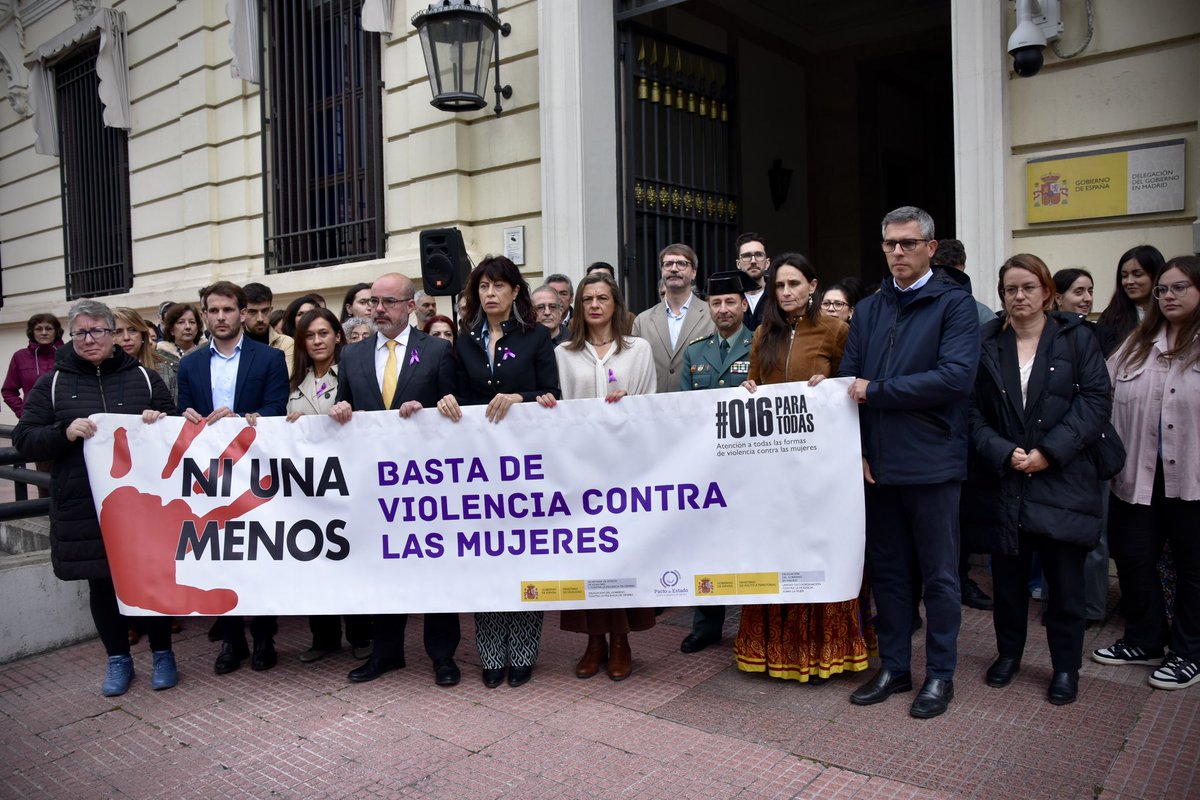Delegación del Gobierno en Madrid 🏛️ (@dgobiernomadrid) on Twitter photo ⚫️ Los trabajadores de la <a href="/DGobiernoMadrid/">Delegación del Gobierno en Madrid 🏛️</a> han guardado un minuto de silencio en repulsa por el último asesinato por presunta violencia de género en Tarragona.
El acto ha estado presidido por la ministra de <a href="/IgualdadGob/">Ministerio de Igualdad</a>, <a href="/_anaredondo_/">Ana Redondo</a>, junto al delegado del Gobierno ⚫️ Los trabajadores de la <a href="/DGobiernoMadrid/">Delegación del Gobierno en Madrid 🏛️</a> han guardado un minuto de silencio en repulsa por el último asesinato por presunta violencia de género en Tarragona.
El acto ha estado presidido por la ministra de <a href="/IgualdadGob/">Ministerio de Igualdad</a>, <a href="/_anaredondo_/">Ana Redondo</a>, junto al delegado del Gobierno