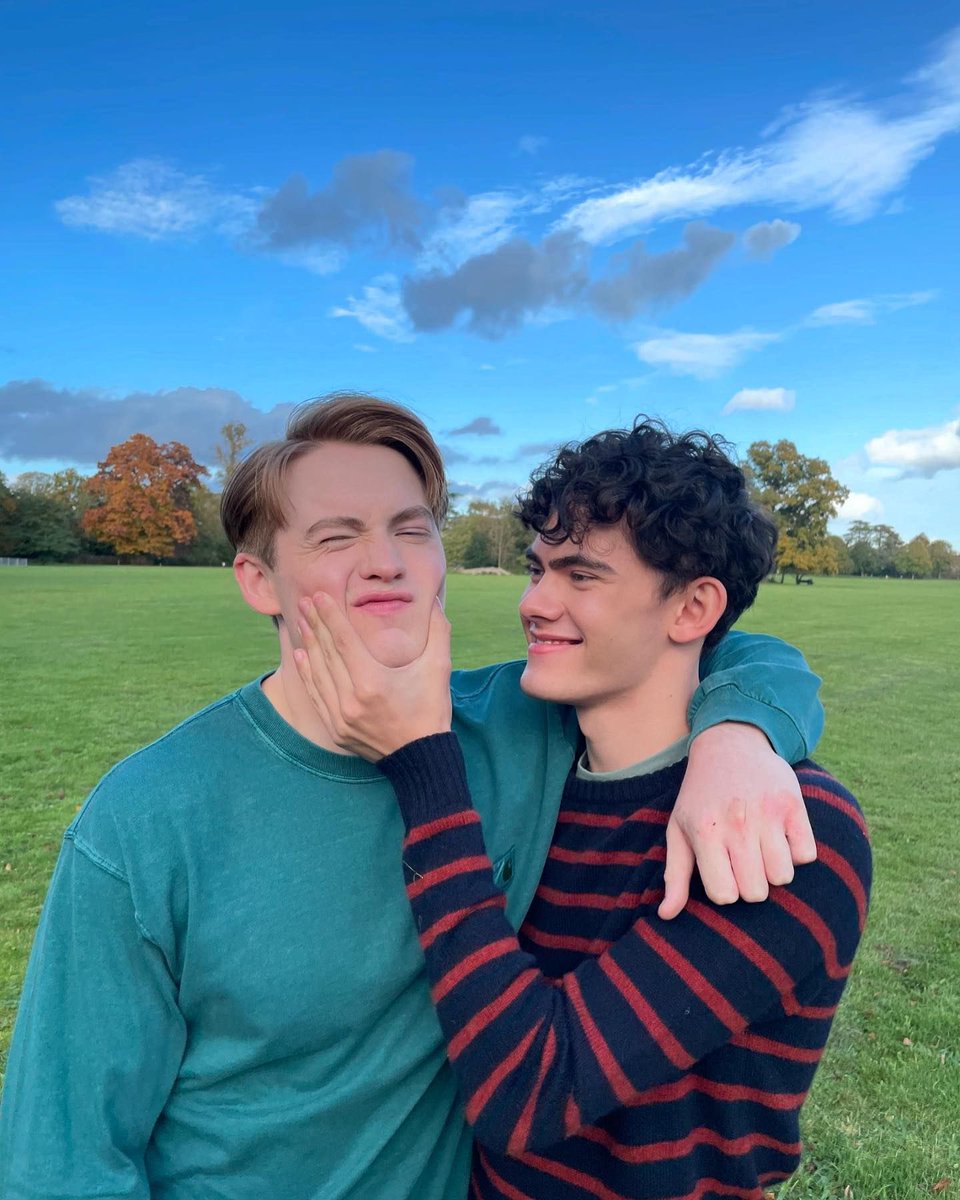 FilmUpdates's tweet photo. The final chapter of ‘HEARTSTOPPER’ will be a movie for Netflix.

Based on Alice Oseman's upcoming volume six. https://t.co/zqe2S3D2X6
