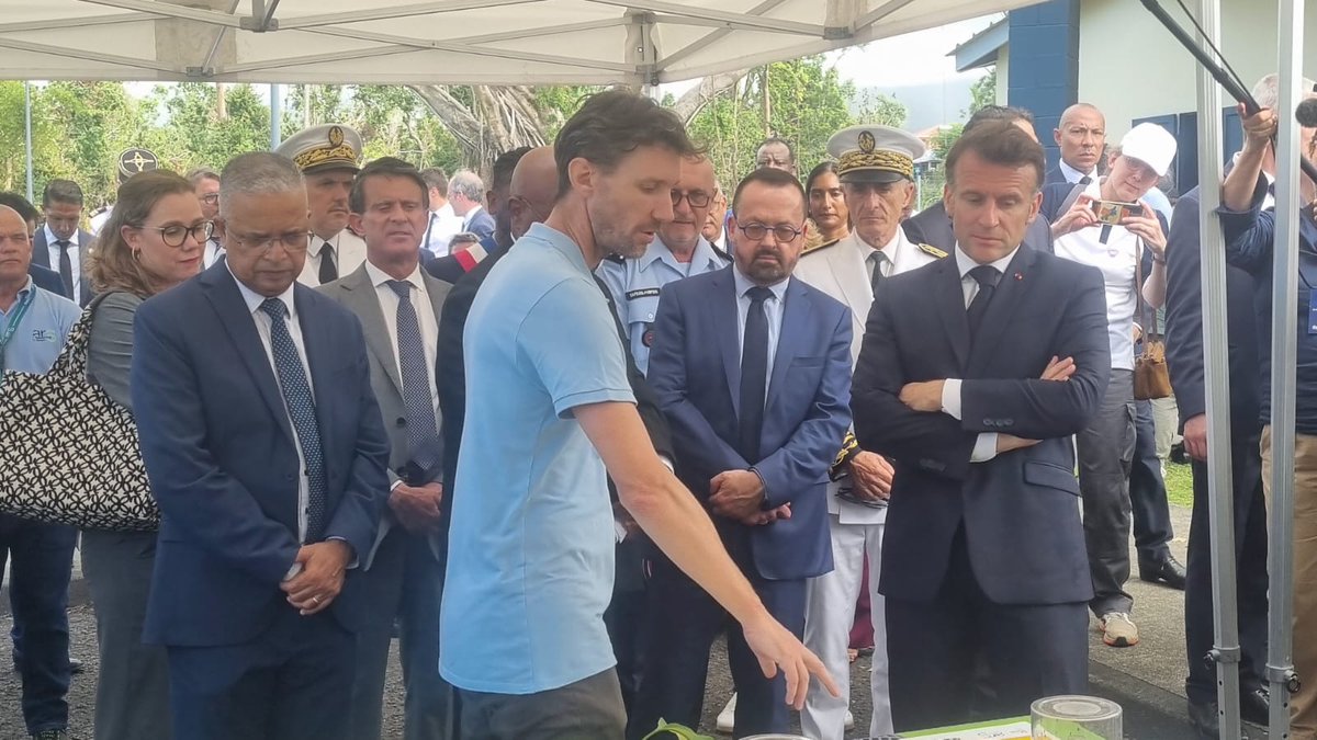 outremers360's tweet photo. 🔴[Macron à #LaRéunion] @EmmanuelMacron  poursuit son déplacement  à Saint-Benoît sur le front de la lutte contre l'épidémie  du #chikungunya. 

 Accompagné du Ministre de la Santé Yannick Neuder, du directeur de l'ARS #LaRéunion, ont été présenté les dispositifs de lutte anti-vectorielle.