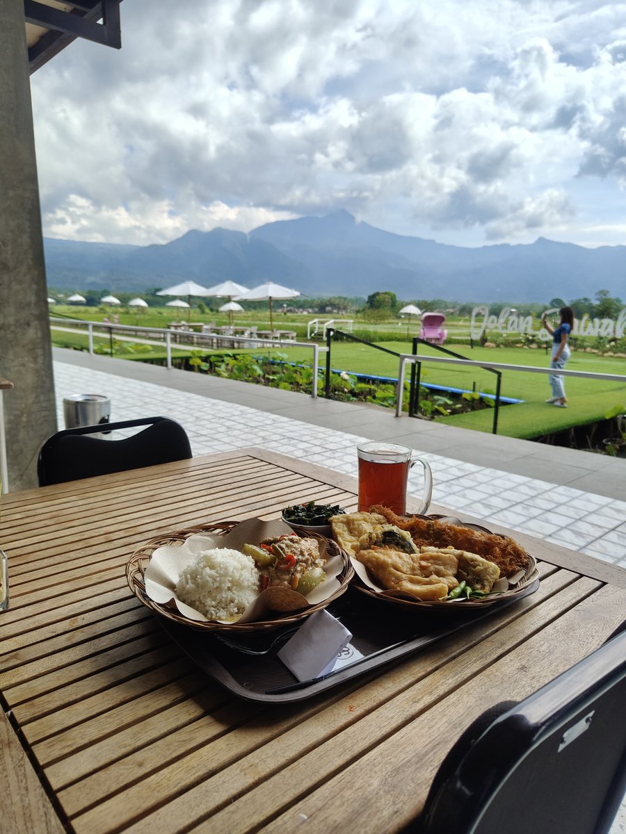 Widino's tweet photo. Hotel.
- Experience yg unik bisa ke Pitoe Rooms, rate di atas 700ribu.
- Affordable: Front One Gosyen, 400ribuan deket pasar n kuliner, ada gulingnya cocok buat bobo sendirian.
- Hotel paling gede: Grand wahid, sekitaran banyak kuliner legend, rate 500ribuan.

Wisata.
- Kopeng, kalo bisa bawa motor bisa naik ke puncak Gn. Telomoyo pake motor. Atau coba jeep tp mahal.
- Pemandian alami, ini aku belum coba.

Kuliner bisa cek list. Must visit:
- Dolan Sawah: makan siang view 3 gunung (yg di video twit kedua)
- 1915 arts koffie huis, cafe gallery seni. Bakal betah lama di sini.
