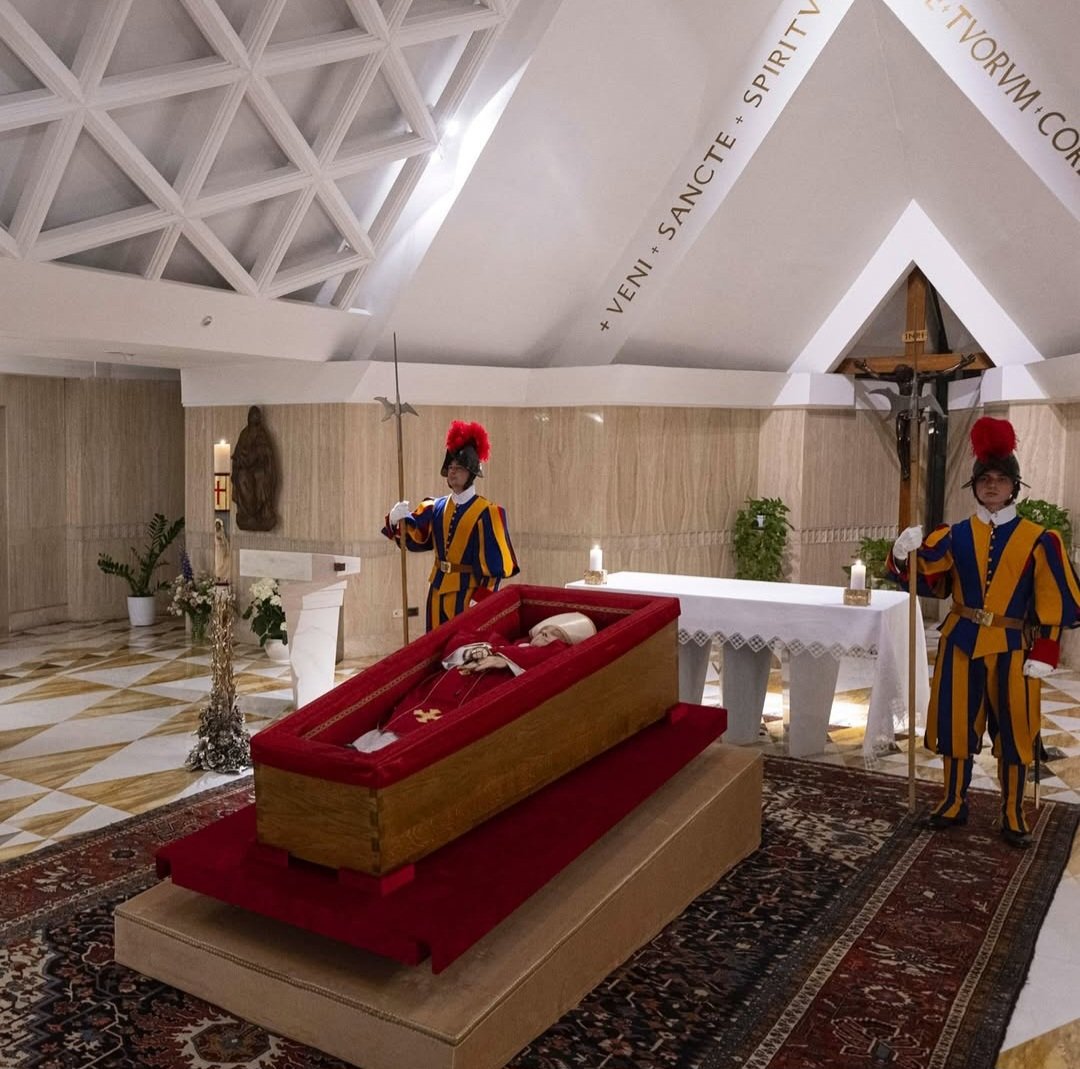 ¡El #Vaticano ha publicado las primeras imágenes del #PapaFrancisco en el feretro, de igual manera la agenda para las honras #fúnebres del líder de la #IglesiaCatólica ! #lutomundial #feligreses #ceremonial #Roma 
Fuente: <a href="/EFEnoticias/">EFE Noticias</a> 
¡Conoce más aquí!👇
disrupcioninformativard.com