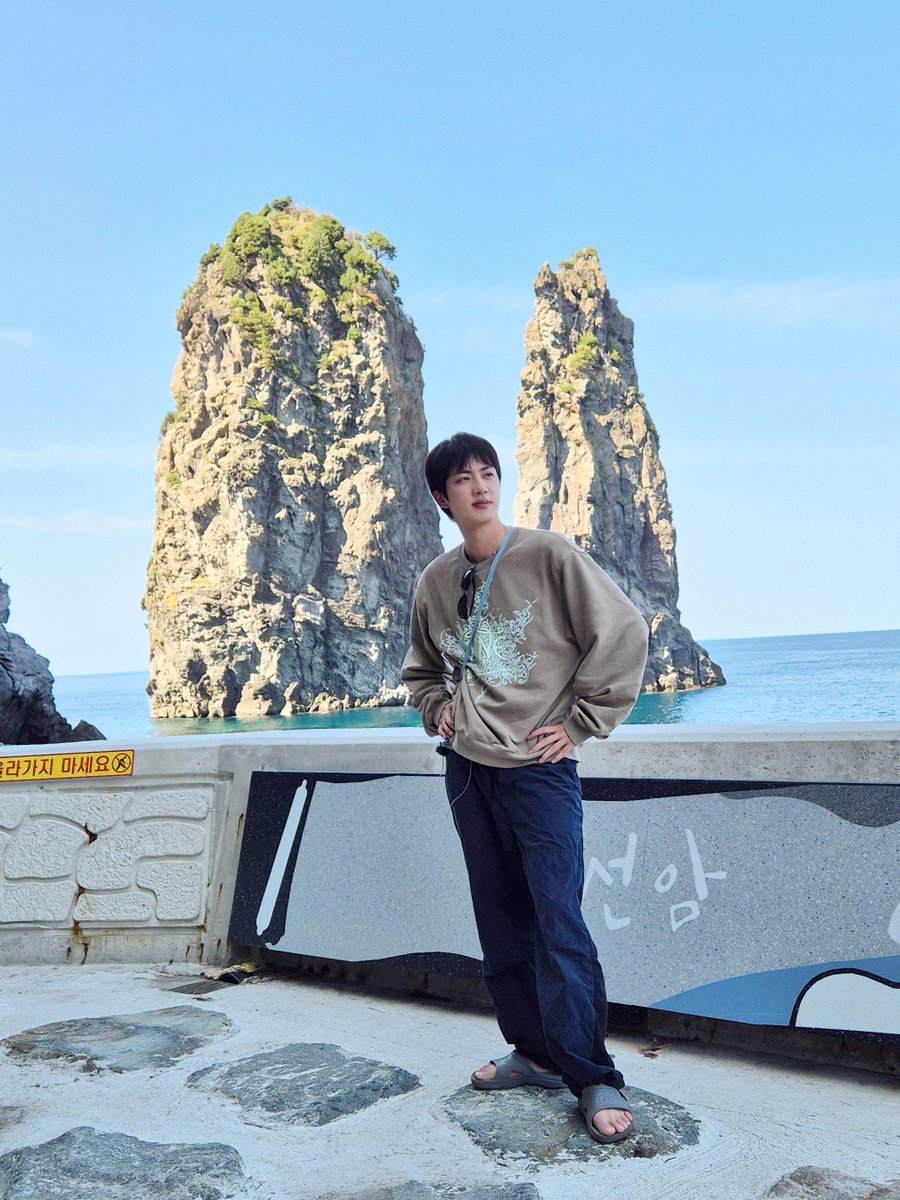 seokjinfile's tweet image. JIN ON WEVERSE