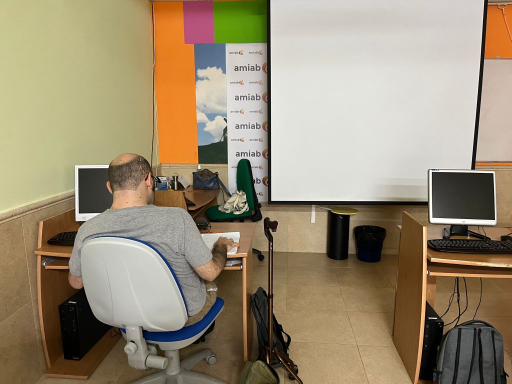 ClmFundace's tweet photo. 🔩👥La coordinación con organismos y entidades que velan por el bienestar de las personas que  apoyamos desde FUNDACE CLM es clave para ofrecer una atención integral e individualizada.
📲Conoce la historia de Daniel Jonathan: https://t.co/ZQhMtVdGA7 https://t.co/c3OJM7q02t