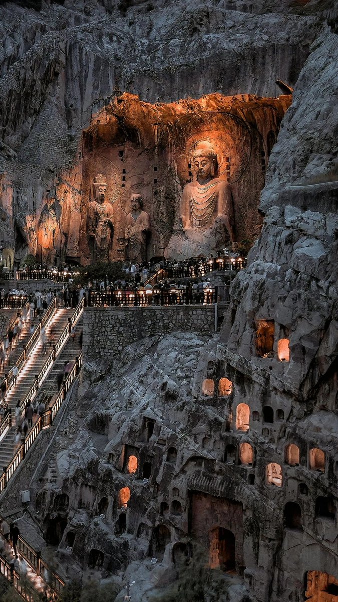 discover_jishui's tweet image. 龙门石窟开灯那一刻，太美了！