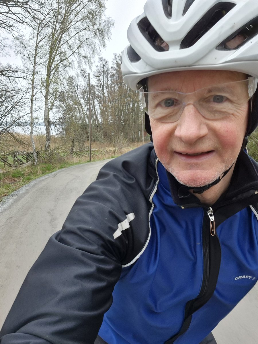 eperjon's tweet image. Kroppen börjar återhämta sig efter diskbråcksop. Fortfarande mycket att träna ikapp men dagens pass är ett steg i rätt riktning. Och ett trevligt älgmöte!