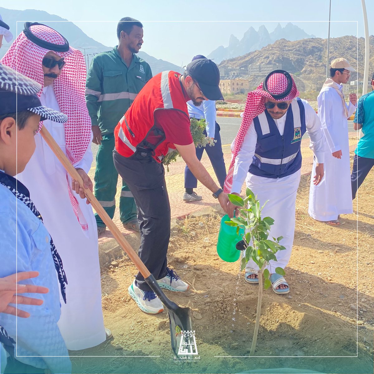 m_qelwah's tweet photo. #بيئَتَنا_كَنٌز | ☘️

بحضور سعـادة محـافـظ قلـوة ومكـتب  وزارة
البيئة والمياه والزراعة بقلوة وعدد من الجهات
الحكوميـة والمهتمين من شـرائح المجتمع في
الزراعة،شارك سعادة رئيس بلدية محافظة قلوة
المهنـدس / سـليمان بن علي الزهراني فعـاليـة
أسبوع البيئة لعام ٢٠٢٥م تحت شعار(بيئَتَنا كَنٌز)
والقيام بأعمال التشجير.

#أسبوع_البيئة 
#بلدية_محافظة_قلوة
#أمانة_منطقة_الباحة