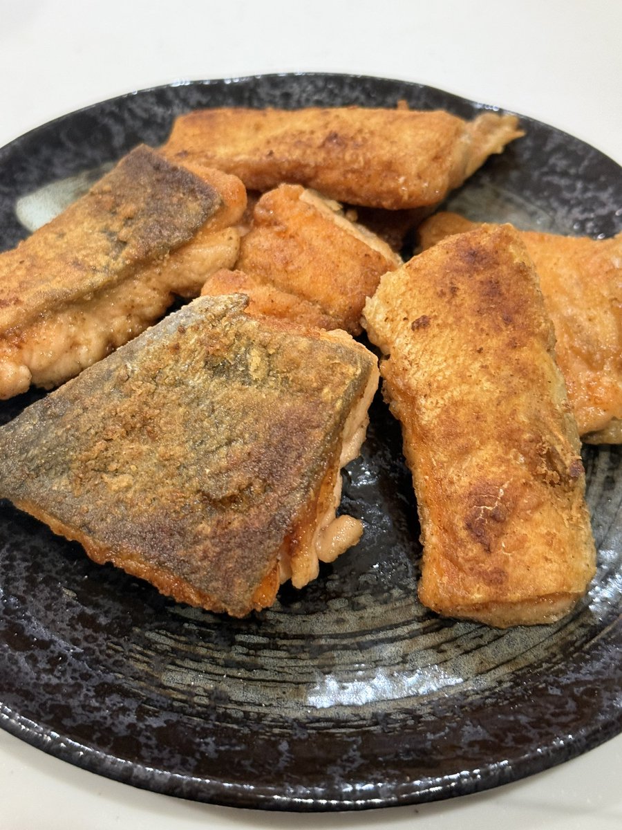 シャケのムニエルってさあ。
皮が美味いよね✨️

パリパリ✨️？ジャキジャキ？な、
塩コショウ効いてて、噛んだ時に溢れる身から出る、ジュワッとした脂というか、身の甘み？

堪らんねぇ( *¯ ꒳¯*)🐟✨️

たまには食レポしてみたけど、どう？？

シャケ食べたくなった？？🤣