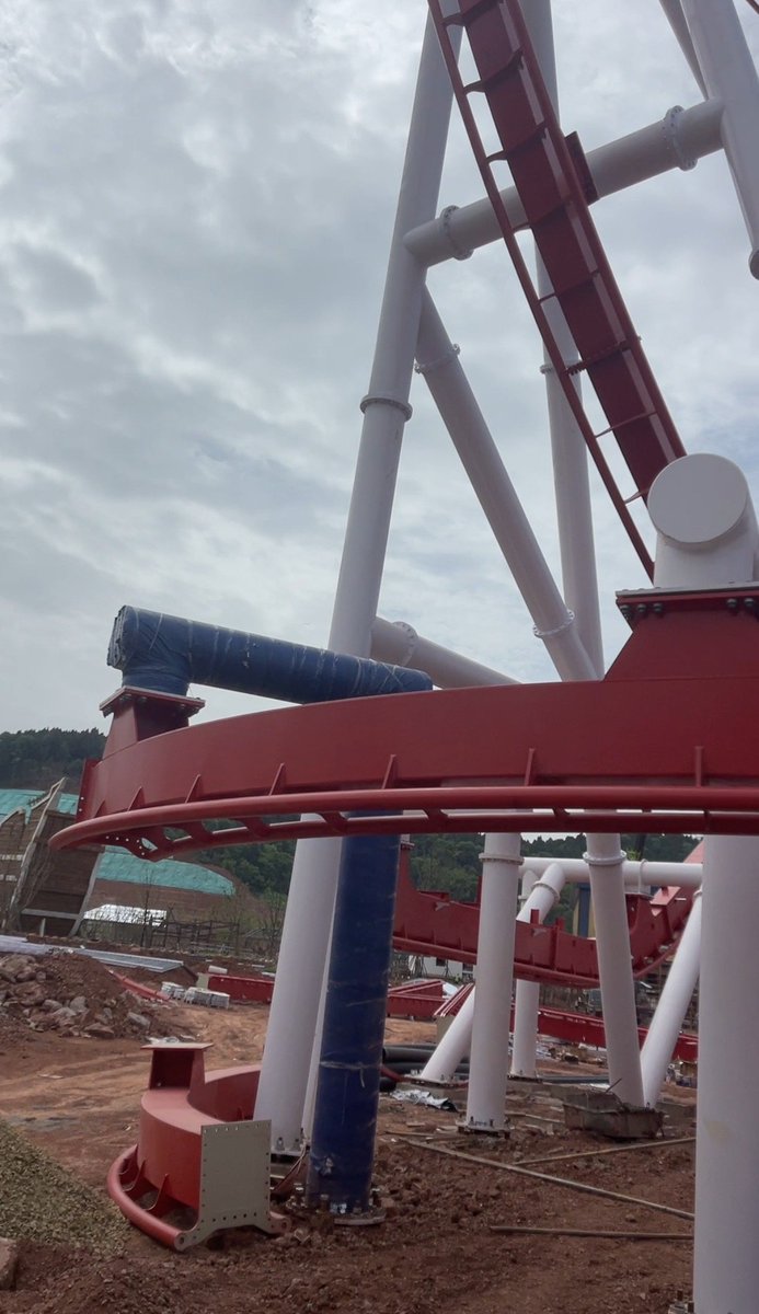 VHCoasters's tweet image. The new Fantawild in Ziyang has a very interesting custom inverted coaster under construction from Jinma. 

The park is also home to a custom junior boomerang also from Jinma.