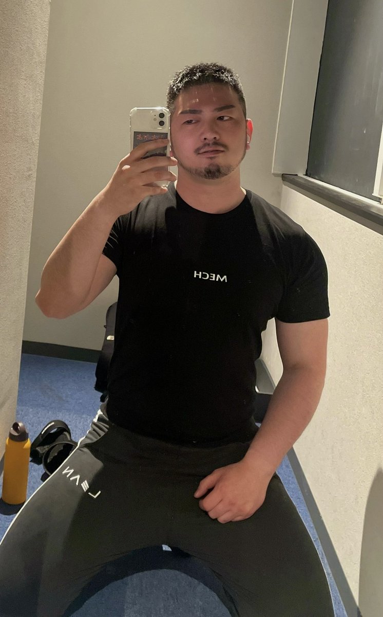 新トレT買った、めっちゃピッチリしてて腹やばい