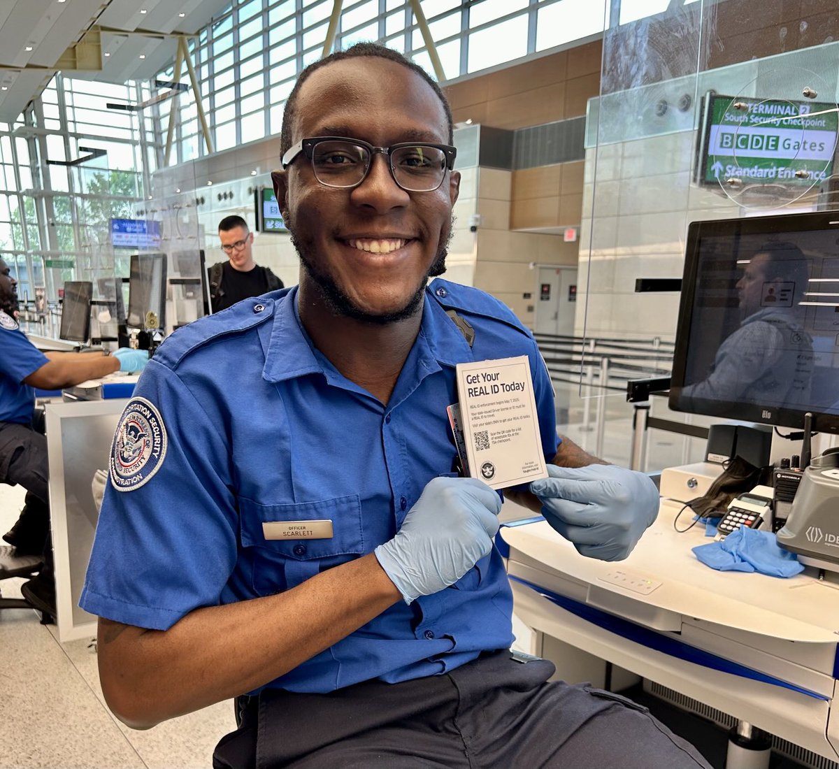 .<a href="/TSA/">TSA</a> officers at ⁦<a href="/Reagan_Airport/">Reagan Airport</a>⁩ are reminding travelers to get their REAL ID license if they don’t have one.