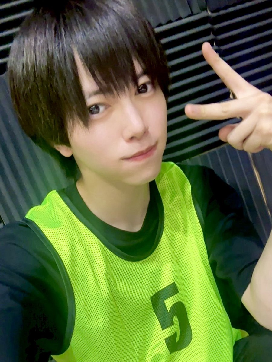 #劇キュー 稽古順調！
あの…音駒のみんな運動神経が良すぎです…。
凄すぎて自分めっちゃ頑張らないと！💦
って焦ります笑

研磨くんの背番号の5番と！

#孤爪研磨 #ハイキュー