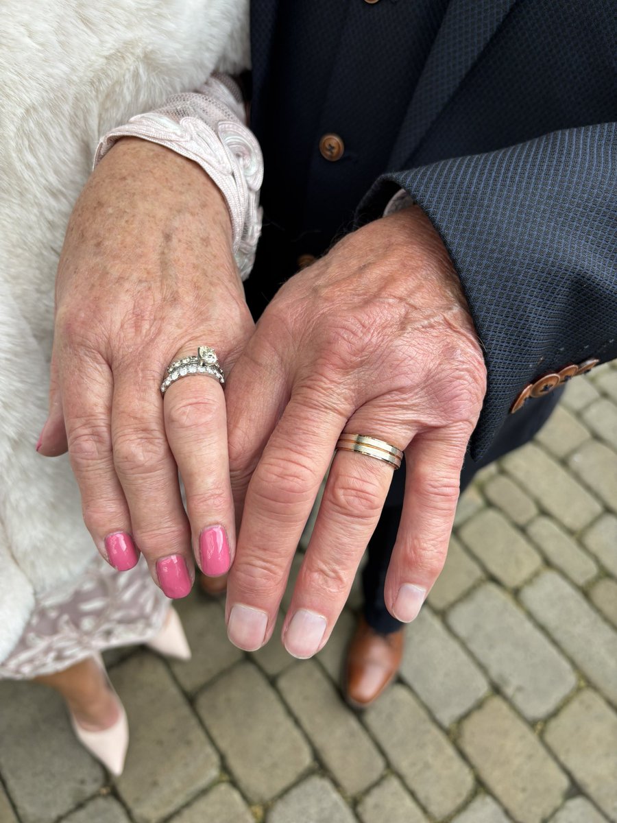 Look who’s come to say hello on their wedding day! Our lovely customers 😊Congratulations to you both 🎉 and thank you for your custom, your wedding rings look fabulous 👰‍♀️❤️🎩
kingstonjewellersbarnsley.co.uk
#shoplocal #weddingrings #barnsleyisbrill