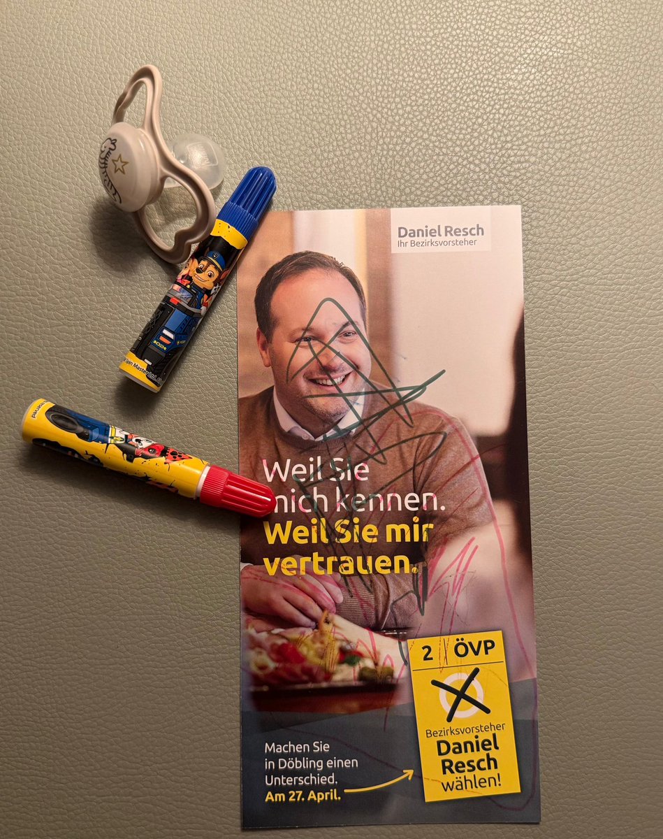 Nicht jede Beschmierung ist ein Skandal!
Tatort: Küchentisch.
Tatzeit: Nach dem Frühstück.
Verdacht: Familiärer Insiderjob

✖️ 27. April Daniel Resch – der Einzige mit offizieller Unterstützung aus der Sandkiste. 😉