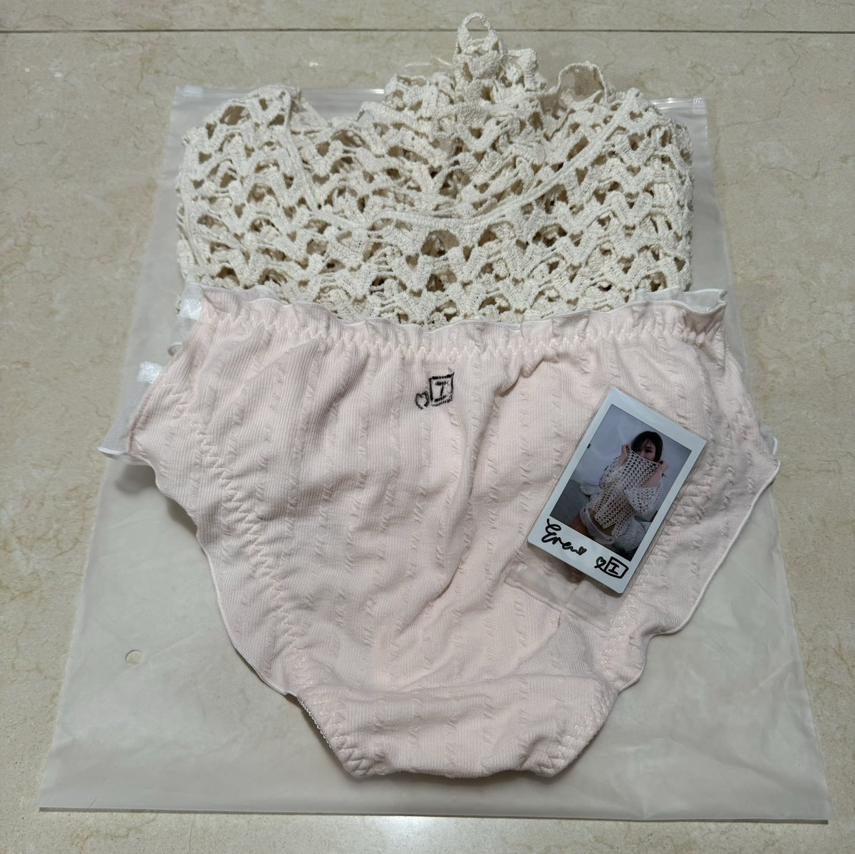 aina.vip/collections/au…

第一套服飾：鄰家女孩
💰起拍價：2000港幣
📅2025/4/22 12:00開始拍賣
✅包含簽名cheki，成功投標後可加署名
❌不包郵，可於見面會自取/順豐到付