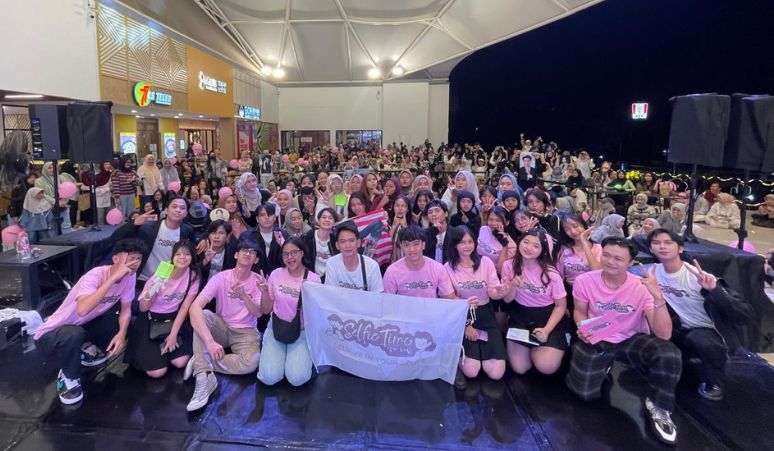 selfietimeid's tweet image. Yuk intip keseruan Selfie Time Noraebang di Lippo Mall Cikarang! 😍

Ada games berhadiah, dance cover performance, hingga  Random Play Dance yang super seru! 😆

#selfietime #noraebang #randomplaydance