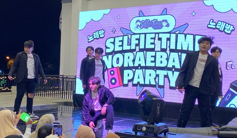 selfietimeid's tweet image. Yuk intip keseruan Selfie Time Noraebang di Lippo Mall Cikarang! 😍

Ada games berhadiah, dance cover performance, hingga  Random Play Dance yang super seru! 😆

#selfietime #noraebang #randomplaydance