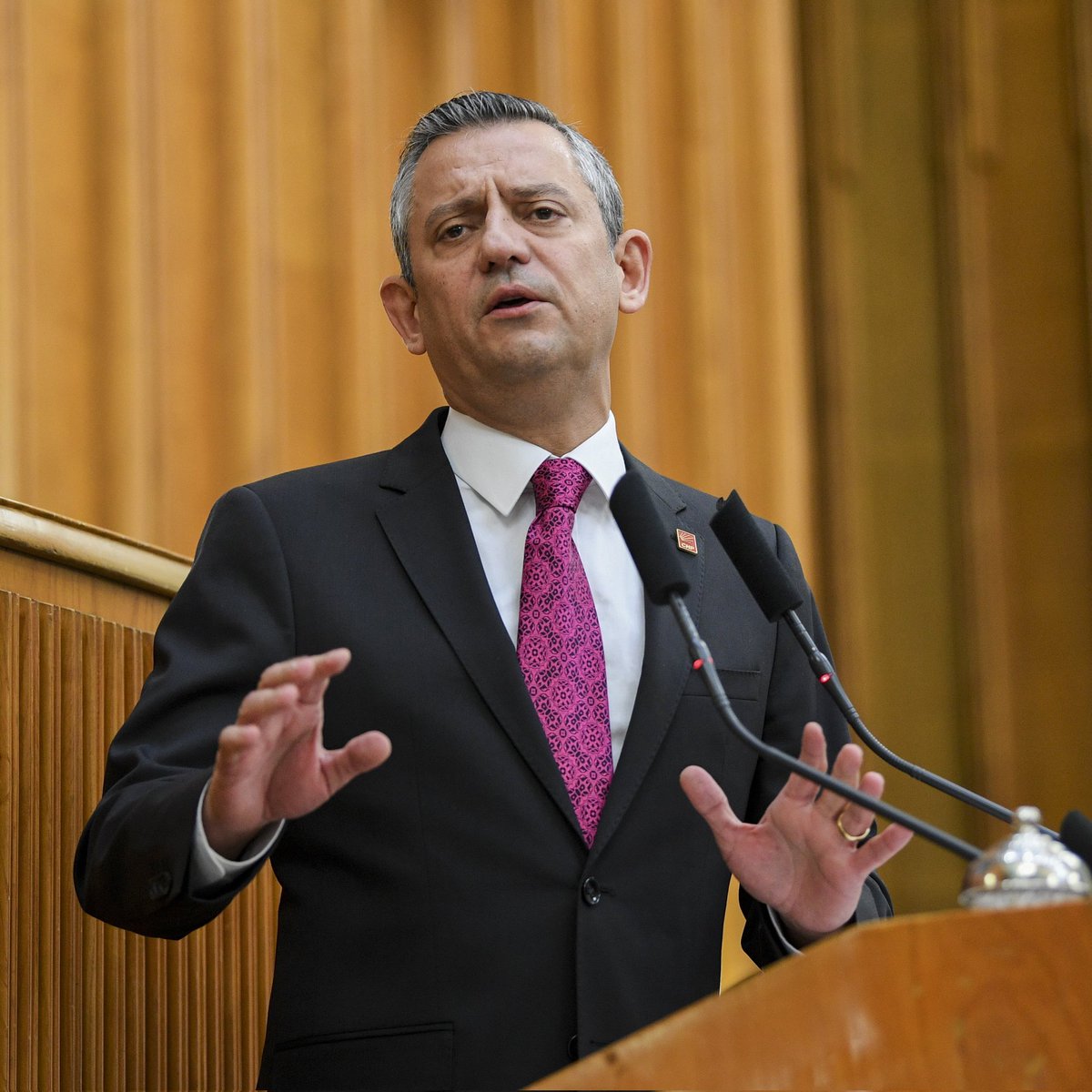 Lider Devlet Bahçeli'den, Özgür Özel'in "savaş ilan ederim" sözlerine karşı;

"Israrla savaş ilanı için muhatap arayacaksan biz buradayız!"