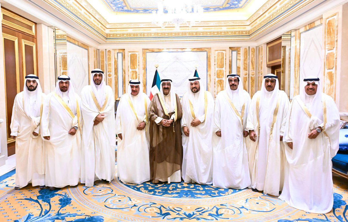rasheedalfaam's tweet photo. صاحب السمو امير البلاد حفظه الله ورعاه وسمو ولي عهده يستقبلان عائلة ( الفعم ) الكرام ……… https://t.co/1Se37IhoUS