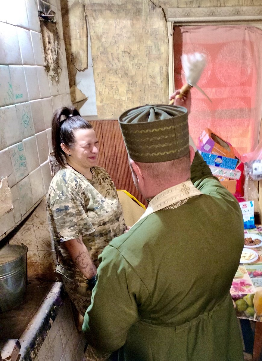 Підходжу до капелана бригади, який дозволив поїздити із ним на Великдень для репортажу.
 
— Христос воскрес! — кажу йому.
— Угу. Але взагалі-то я мусульманин.

Чому так — у тексті:
platfor.ma/topic/velykden…