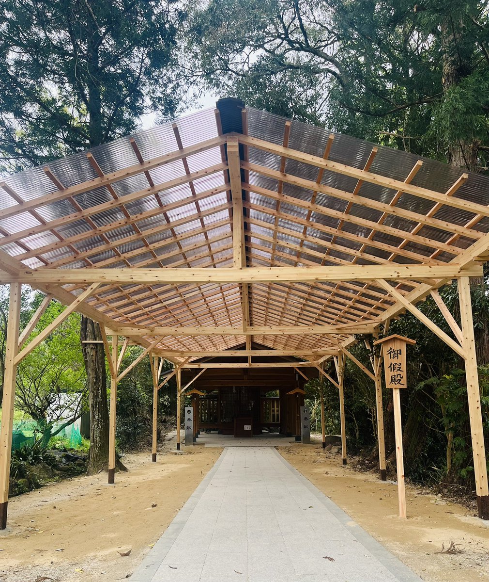 須佐神社では令和七年四月から令和九年にかけて県指定文化財である本殿をはじめ境内の諸建物の修繕を行う「令和の遷宮」が行われます🌿
先日4月19日に「殿遷座祭」が厳かに執り行われ、大神様は御假殿（天照社）にお遷りになられました
susajinja-sengu.com/aisatsu/