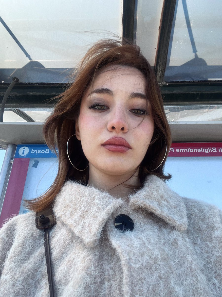 Ben metrobüs bekliyorum sizden naber?