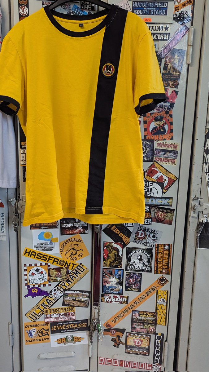 halsbruecke's tweet image. mahlzeit #dynamoland 🖤💛

mit einem breiten grinsen im gesicht starte ich in meine spätschicht 😁💪🏼

ich wünsche euch allen einen schönen dienstag 🌞🍀

#sgd1953 #kblock #ultrasdynamo #oldschool