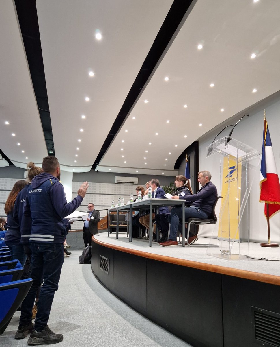 La Poste Groupe CVL (@lpnews_cvl) on Twitter photo 8⃣0⃣ postiers du #Loiret ont officiellement prêté serment, en présence d'un Lieutenant de Police, adjointe à la cheffe de la Division de l'action judiciaire.
🤚 Un témoignage fort de l’importance accordée à l’éthique professionnelle des collaborateurs du <a href="/GroupeLaPoste/">La Poste Groupe</a>. 8⃣0⃣ postiers du #Loiret ont officiellement prêté serment, en présence d'un Lieutenant de Police, adjointe à la cheffe de la Division de l'action judiciaire.
🤚 Un témoignage fort de l’importance accordée à l’éthique professionnelle des collaborateurs du <a href="/GroupeLaPoste/">La Poste Groupe</a>.