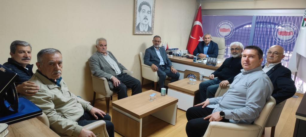 Emekli Memur-Sen Genel Başkanı Ali KÜÇÜKKÖSEN ve yönetim kurulu üyeleri, Ak Parti Keçiören İlçe Başkanı Kadir KARAPINAR ile Eğitim Bir Sen 3 nolu şube Başkanı Zahit ŞAHİN'i ziyaret ederek Emeklilerin durumunu değerlendirdiler.