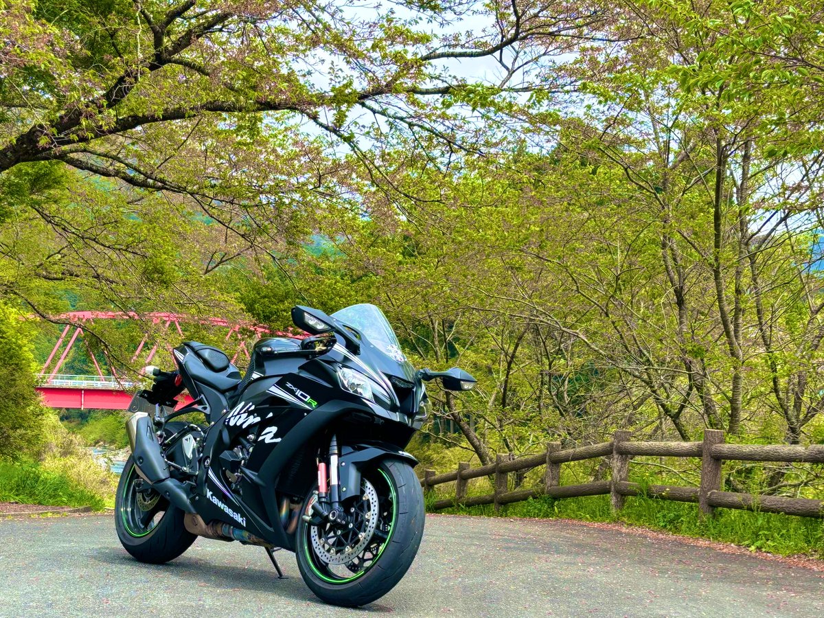 ZXT00JE's tweet photo. 乗り換えたので更新🏍️

性別    : 男
年齢    : 24
住み    : 大阪
身長    : 170
車種    :10R
好き    :車・バイク・美味い飯・絶景

PCX・スイスポも乗ってます！
仲良くしてね🫠

  #バイク乗りとして軽く自己紹介 #バイク乗りと繋がりたい #バイク好きと繋がりたい #バイク好きな人と繋がりたい https://t.co/d022VSAdhh