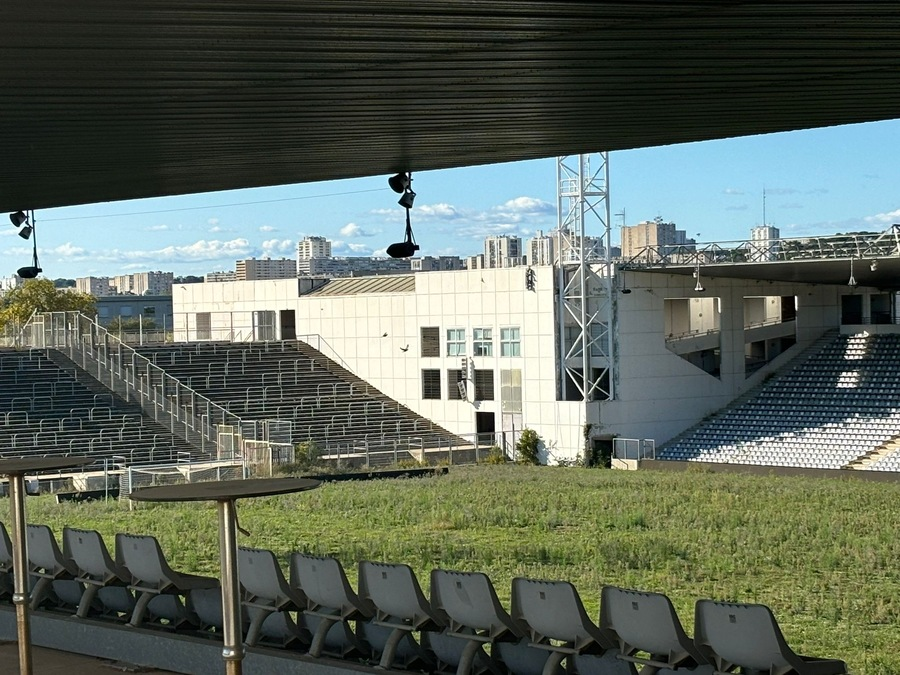 KillianB22's tweet photo. La faillite du Nîmes Olympique d'Assaf par le prisme des stades 🏟️

1. Abandonner les Costières pour construire un nouveau stade. 
2. Jouer dans un stade provisoire sans âme. 
3. Se voir retoquer le permis du nouveau stade.
4. Devoir finalement rénover… les Costières laissées à l’abandon.

Au-delà de l’aspect purement sportif, voici donc une histoire révoltante de culture foot locale, qui touche surtout, et avant tout, le supporter fidèle du Nîmes Olympique.