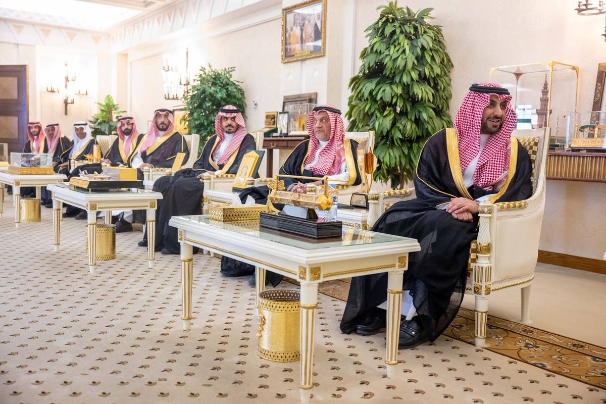 EmarahAlQassim's tweet photo. اطّلع سموه على رؤية اللجنة الوطنية في اتحاد الغرف السعودية لرفع مساهمة القطاع الخاص في الناتج المحلي، بما يواكب مستهدفات رؤية المملكة 2030..

سمو #أمير_منطقة_القصيم يتسلّم تقارير غرفة عنيزة وموسم التمور الدولي، وزيارة وفد الغرفة لجمهورية البرازيل. https://t.co/tBa0mnijZ2