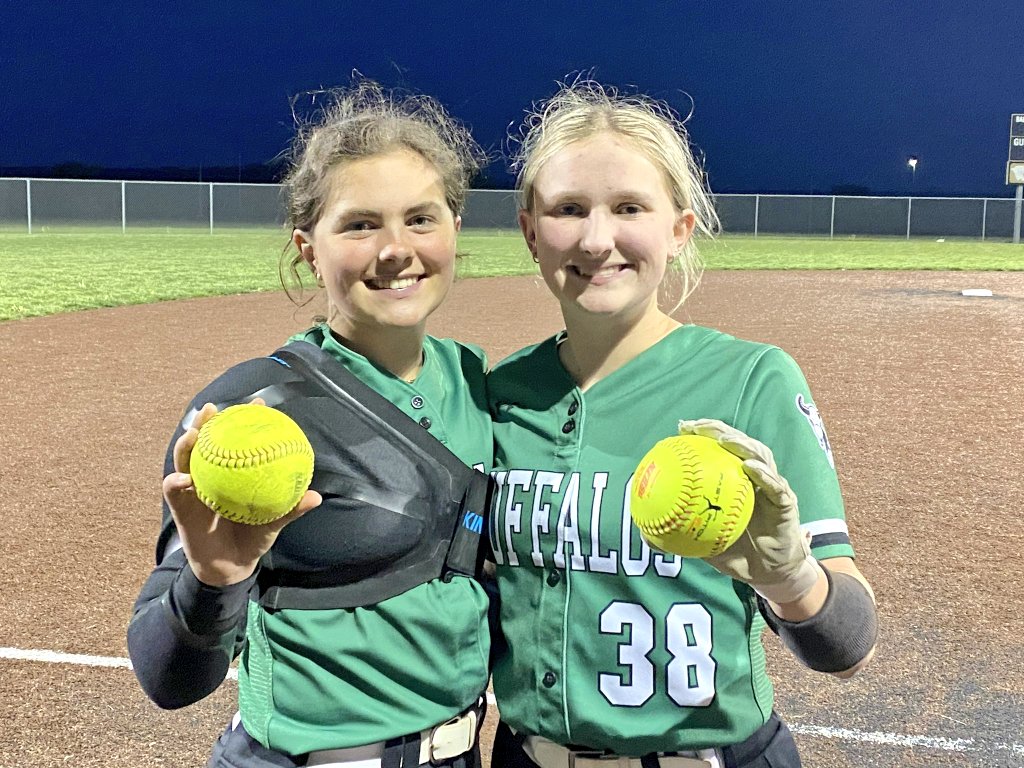 SEK_Sports's tweet photo. π£ @JourneysbyGina SEK Bomb Squad π£
π₯ Prairie View Softball was launching bombs tonight! Bella Stolle connected for a 3-RUN BLAST π£, and Adyson Rynerson added a SOLO DINGER! π₯ Way to go, Buffalos! πͺ #SEKSports #sports #kansas #kshaa #SEKelite #homerun #softball #PrairieViewBuffalos #dinger #bombsaway #threerunhomer #solohomer