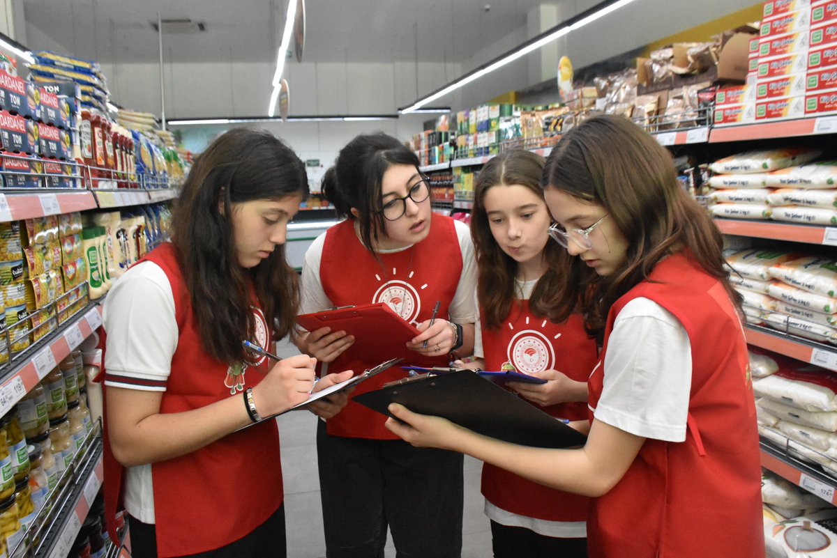 izmirtarim's tweet photo. 23 Nisan Ulusal Egemenlik ve Çocuk Bayramı kapsamında ortaokul öğrencilerine 'Gıda Güvenliği Farkındalık Eğitimi' verdik. Eğitimlerini tamamlayan ve sertifikalarını alan Gönüllü Denetmenler, perakende bir markette ilk denetimlerini yaptılar. https://t.co/DdW58ztdwm