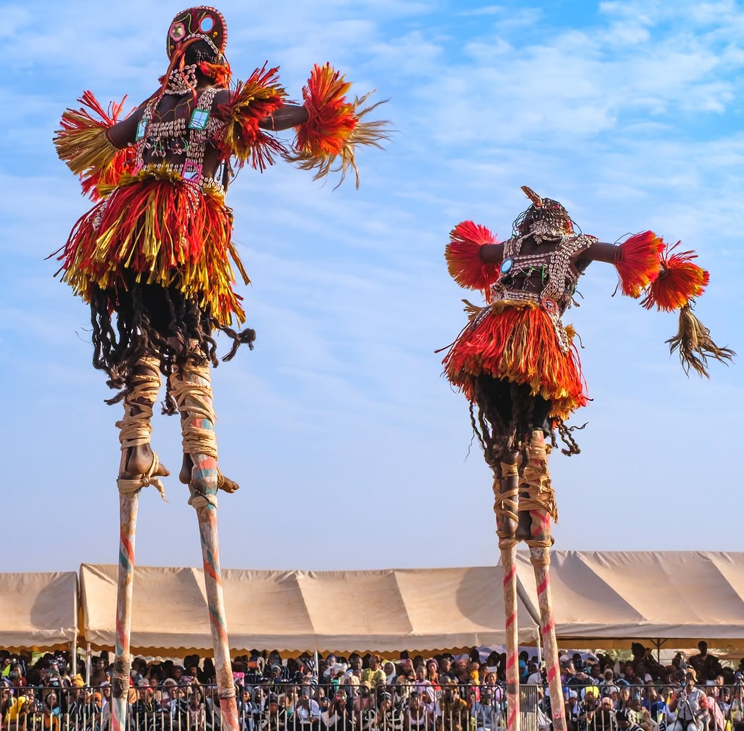 Segoupaw's tweet image. Ce  mouvement était probablement motivé par le désir de #préserver leurs #coutumes et d’éviter les influences extérieures. Aujourd’hui, leurs expressions artistiques, notamment les #sculptures sur bois et les #textiles, continuent de refléter leur #lien profond...2/3