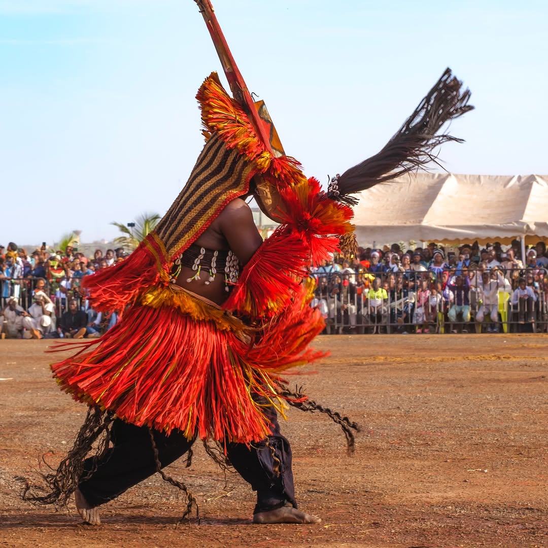 Segoupaw's tweet image. Ce  mouvement était probablement motivé par le désir de #préserver leurs #coutumes et d’éviter les influences extérieures. Aujourd’hui, leurs expressions artistiques, notamment les #sculptures sur bois et les #textiles, continuent de refléter leur #lien profond...2/3