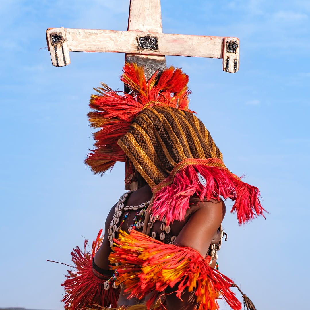 Segoupaw's tweet image. Ce  mouvement était probablement motivé par le désir de #préserver leurs #coutumes et d’éviter les influences extérieures. Aujourd’hui, leurs expressions artistiques, notamment les #sculptures sur bois et les #textiles, continuent de refléter leur #lien profond...2/3