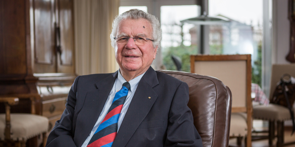 'Ik wist niet wat oorlog was, of wat vrede betekende'

Jaap van Nieuwenhuijzen  maakte de bevrijding als achtjarige mee in Middelharnis, waar hij toen anderhalve maand bij kennissen van zijn ouders in de kost was. Lees verder: geschiedenisvanzuidholland.nl/verhalen/verha…