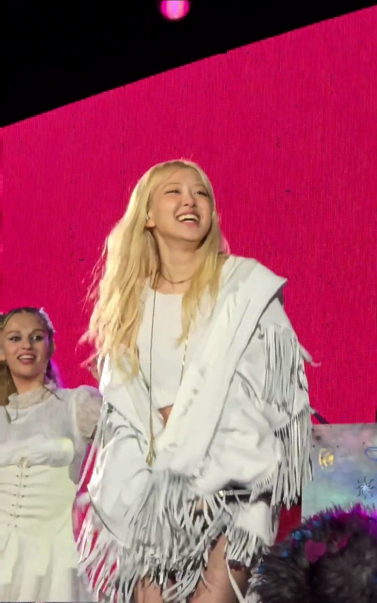 April_Yves's tweet image. MAMA SHE&apos;S SO HAPPY🥹😭 

#ROSÉ #ROSÉxCOLDPLAY
#ColdplaySeoul @numberoneHQ