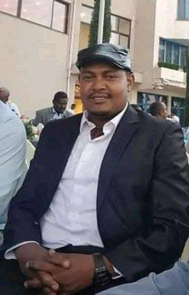 አንደኛው ለአማራ ህዝብ ሲል ውድ ልጁን ጥሎ የተሰዋ። ሌላኛው የአማራን ህዝብ የስልጣን መወጣጫ ለማድረግ አልያም ለመበተን በሌለው አቅሙ የሚጣጣር።

ዘመነ ካሴ እንደለመድከው ለበአዴን እጅህን ስጥና የአማራን ትግል ከመጥፋት ታደገው።