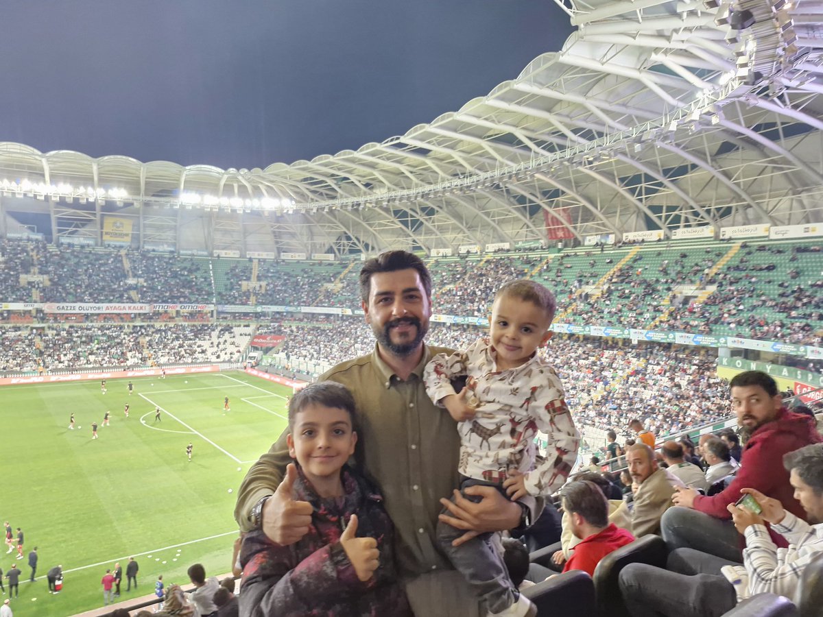 Ailece Konyaspor’umuzun yanında tribündeyiz! Bu şehir, bu renkler, bu sevda bizim için bir tutku… Yeşil beyaz yüreğimizle sonuna kadar KONYASPOR.

#Konyaspor #şampiyon
<a href="/konyaspor/">TÜMOSAN Konyaspor</a>