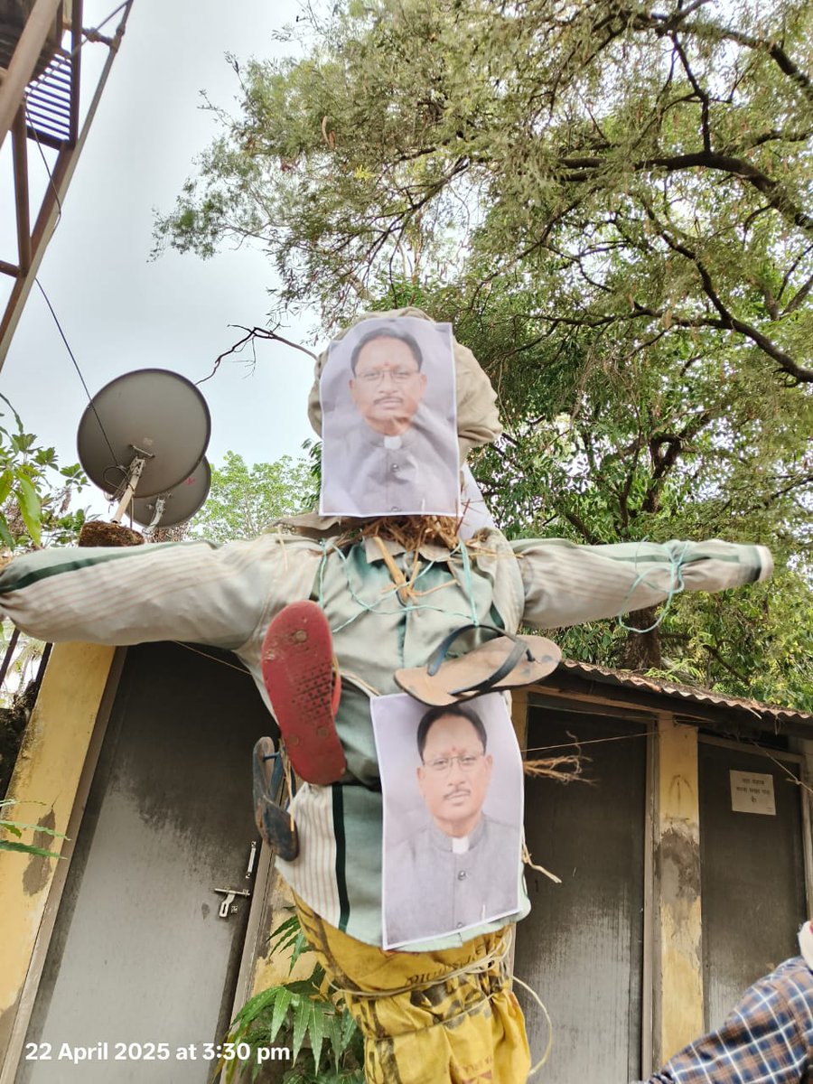 आदिवासी हिंदू है के बयान पर मुख्यमंत्री विष्णुदेव साय के पुतले में चप्पल पहना कर पूतना दहन किया गया सर्व आदिवासी समाज बस्तर ने <a href="/cg_tribal_voice/">CG tribal voice @sp8🎯</a> <a href="/Laxmanbaghel750/">imLaxman_Baghel (OFFICIAL)</a> <a href="/NirmalNetam750/">Nirmal Bastariya</a> <a href="/vishnudsai/">Vishnu Deo Sai</a> <a href="/RahulGandhi/">Rahul Gandhi</a> <a href="/roat_mla/">Rajkumar Roat</a>
