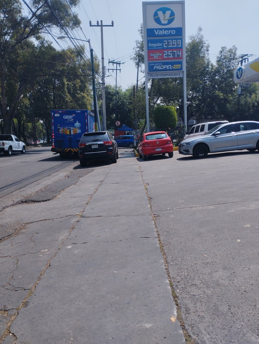 Nos podrían apoyar en av Cuitláhuac entre toronjil y muitle.
Tenemos estacionamiento en banquetas. 
#ZV5
<a href="/C5_CDMX/">C5 CDMX</a> <a href="/OVIALCDMX/">OVIAL_SSCCDMX</a> <a href="/UCS_GCDMX/">Unidad de Contacto del Secretario SSC CDMX</a> <a href="/PabloVazC/">Pablo Vázquez Camacho</a> <a href="/SSC_CDMX/">SSC CDMX</a>