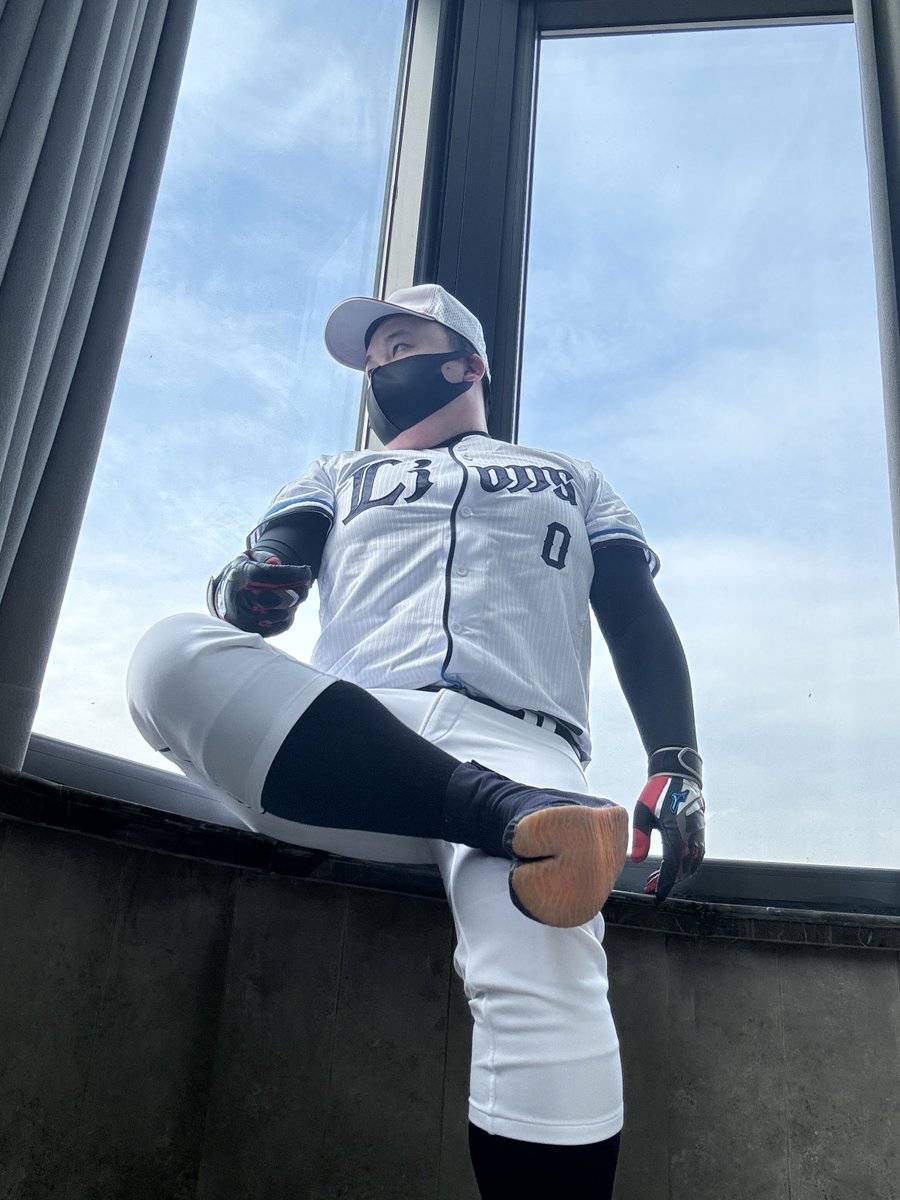 你不曾忘记梦想
只是此刻暂且把它放在心中
拥抱着它前行
你这样说

然而
背负重荷
却越发觉得
自己或许没有那才能走到尽头
或许卒于半道便是最终结局

“能走多远就走多远吧”
仿佛绝望之诗
又像悲壮之歌
更像在风中笑着高唱
只顾一往无前

“直到粉身碎骨只留下灰烬吧”